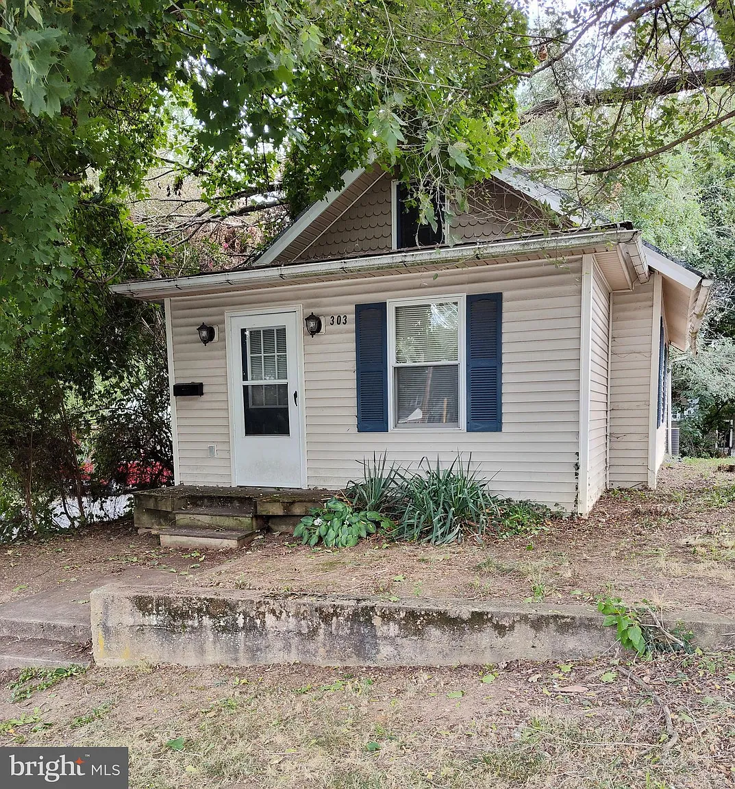303 W Spring St photo 1