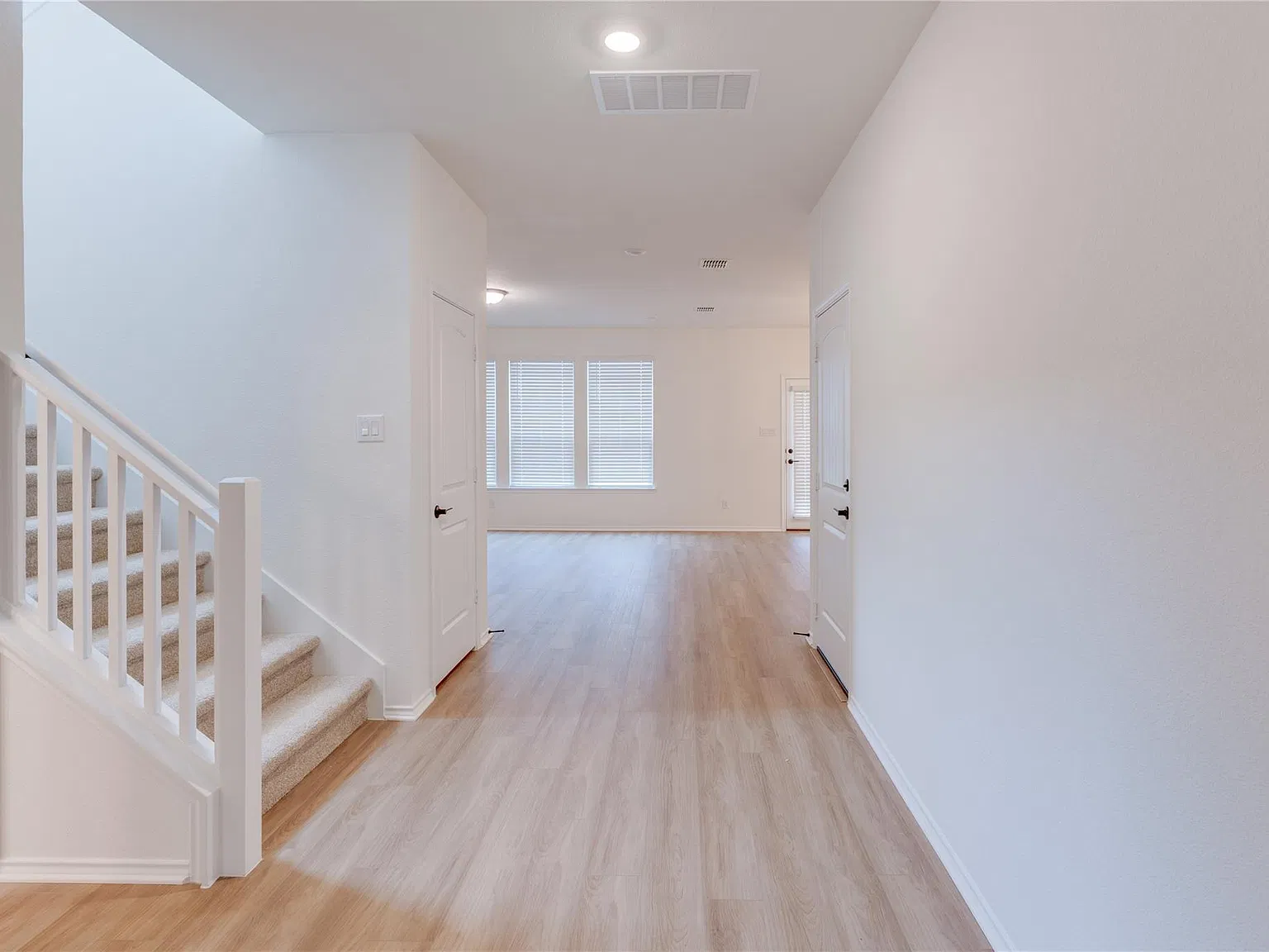 4 bed, 3.0 bath, 2512 sqft, $2,499 — Photo 3