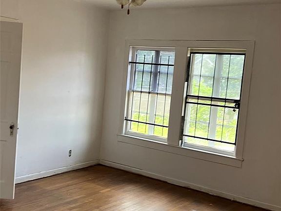3rd image of 3726 Parkwood Dr