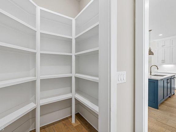 3rd image of 948 Wemberley Ln