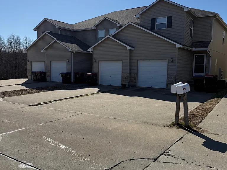 425-L Hawthorne Blvd #4 — Photo 1