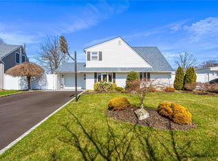 39 Glazer Ln, Levittown, NY 11756