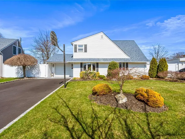 39 Glazer Lane, Levittown, NY 11756