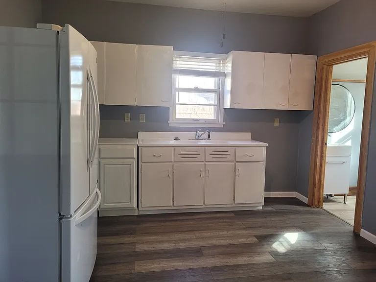 1323 W 4th St — Photo 5
