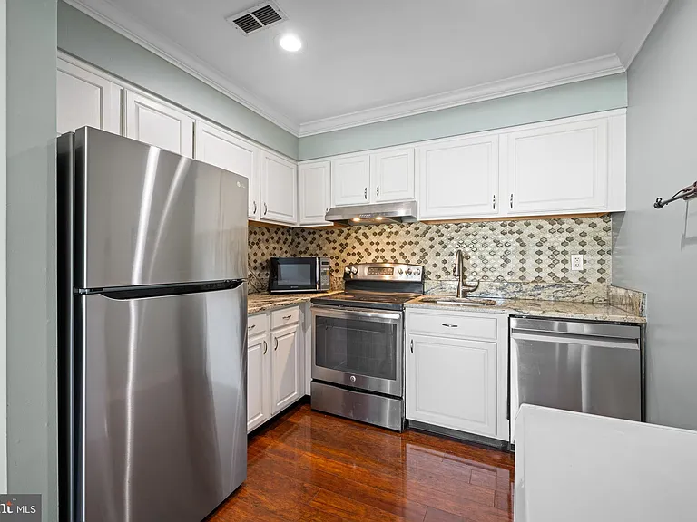 275 Green St #4A6 — Photo 10