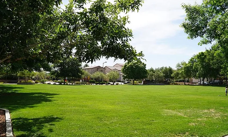 3 bed, 2.5 bath, 2908 sqft, $2,750 — Photo 3