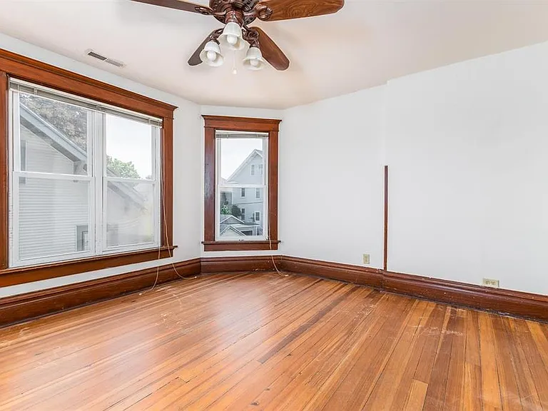 910 University Ave — Photo 13