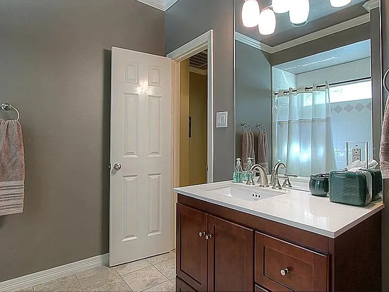 Second floor full toilet and bath tub