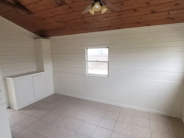 9820 Greenacres Dr — Photo 8
