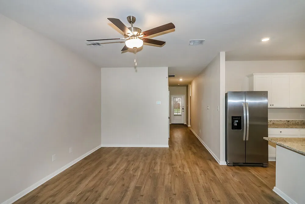 3 bed, 2.0 bath, 1420 sqft, $1,815 — Photo 3