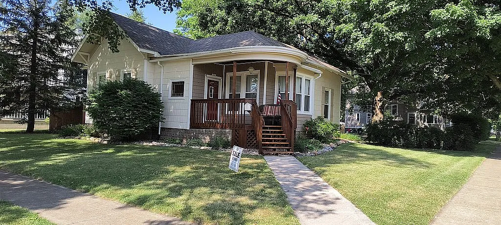 201 E 1st St photo 1