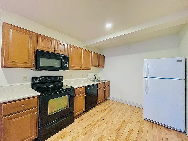 191 College St #303 — Photo 3