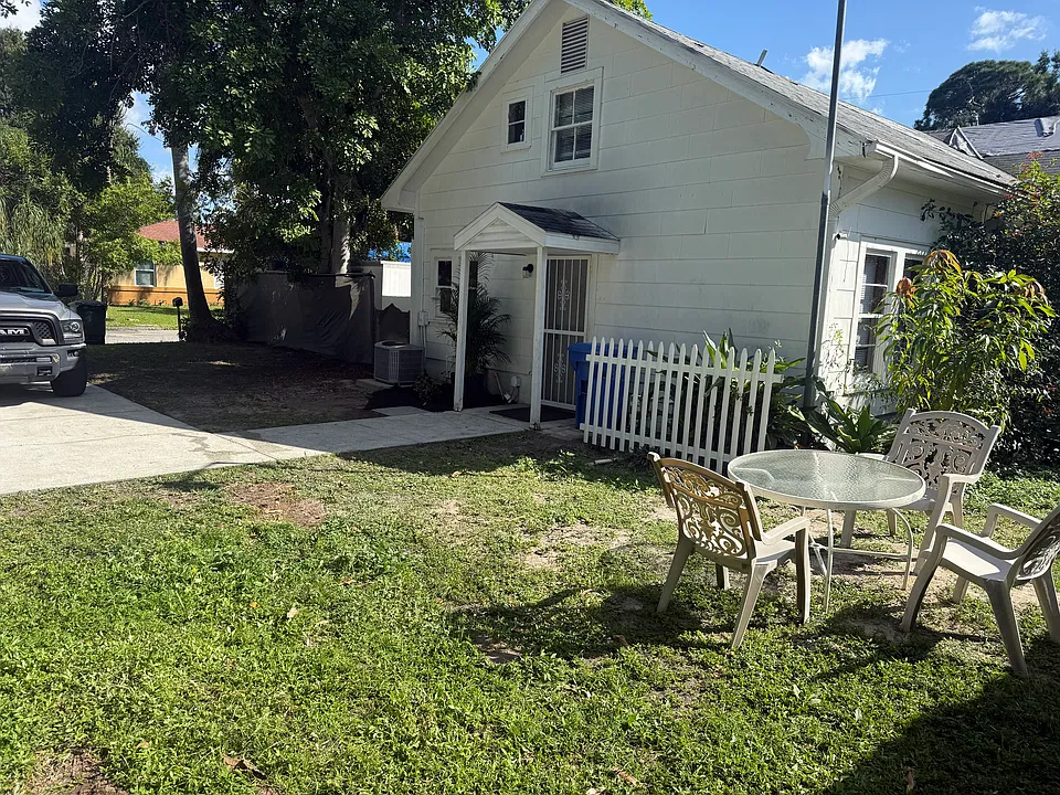 2004 1/2 20th Ave W