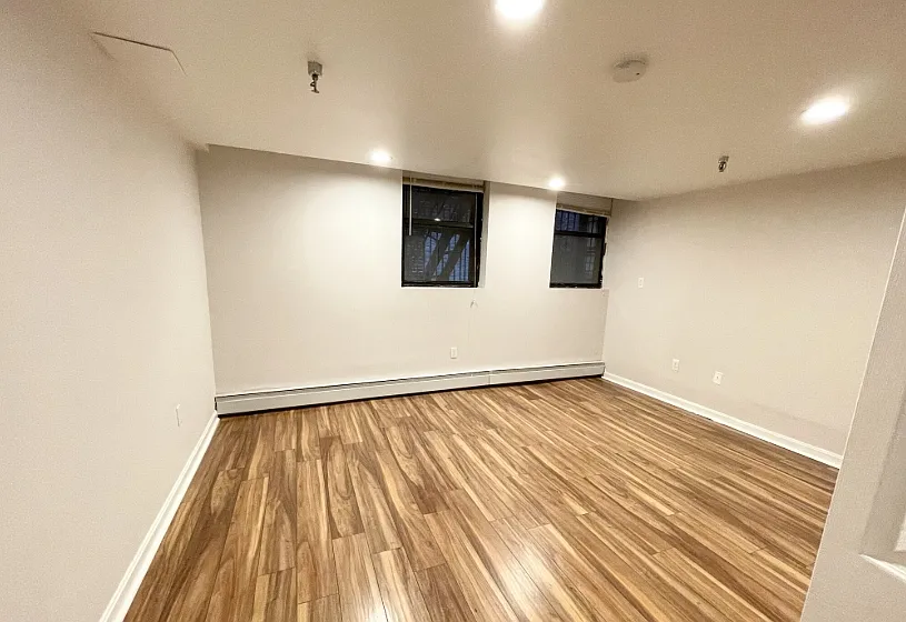 4 bed, 1370 sqft, $8,000 — Photo 3