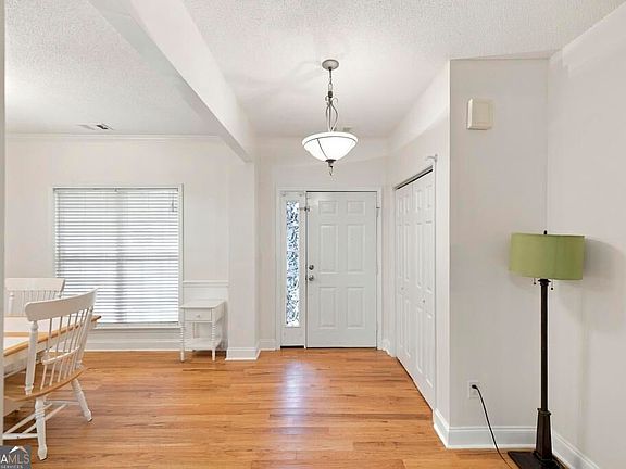 2nd image of 207 Crestview Trce