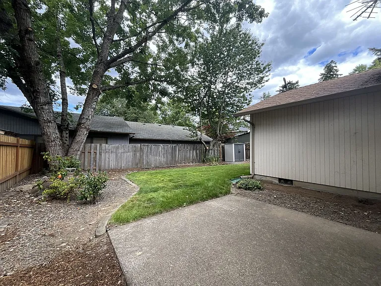 4825 SW Marigold St — Photo 32