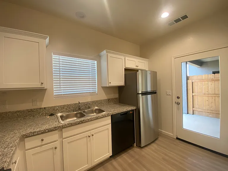 4106 E Kaweah Ave — Photo 6