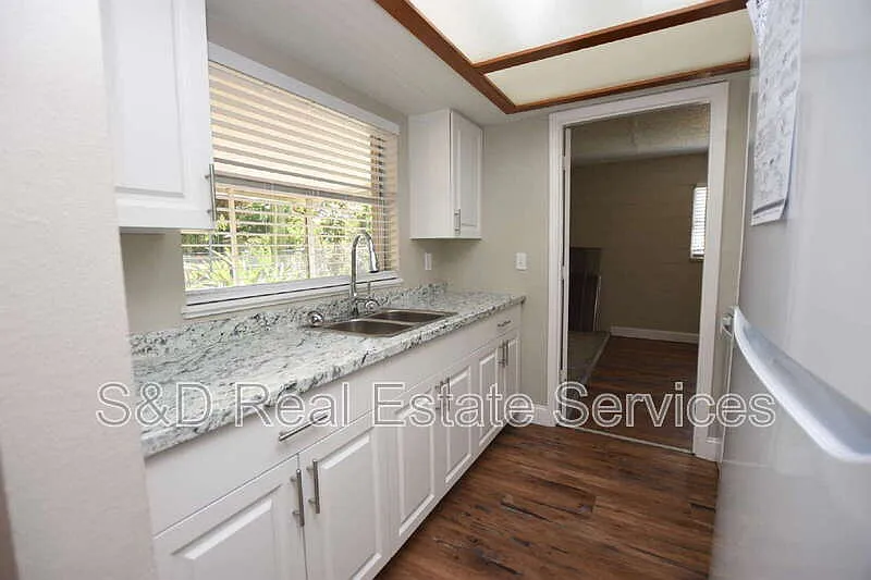 3 bed, 2.0 bath, 919 sqft, $1,550 — Photo 2