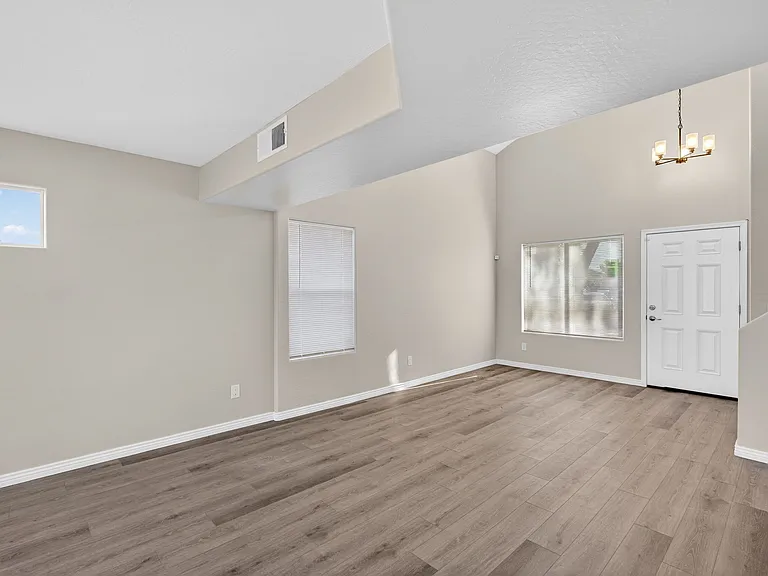 3624 N 106th Ln — Photo 6