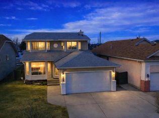 902 S Applewood Dr SE, Calgary, AB T2A7P2