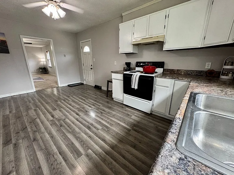 230 E Gilbert Dr — Photo 8