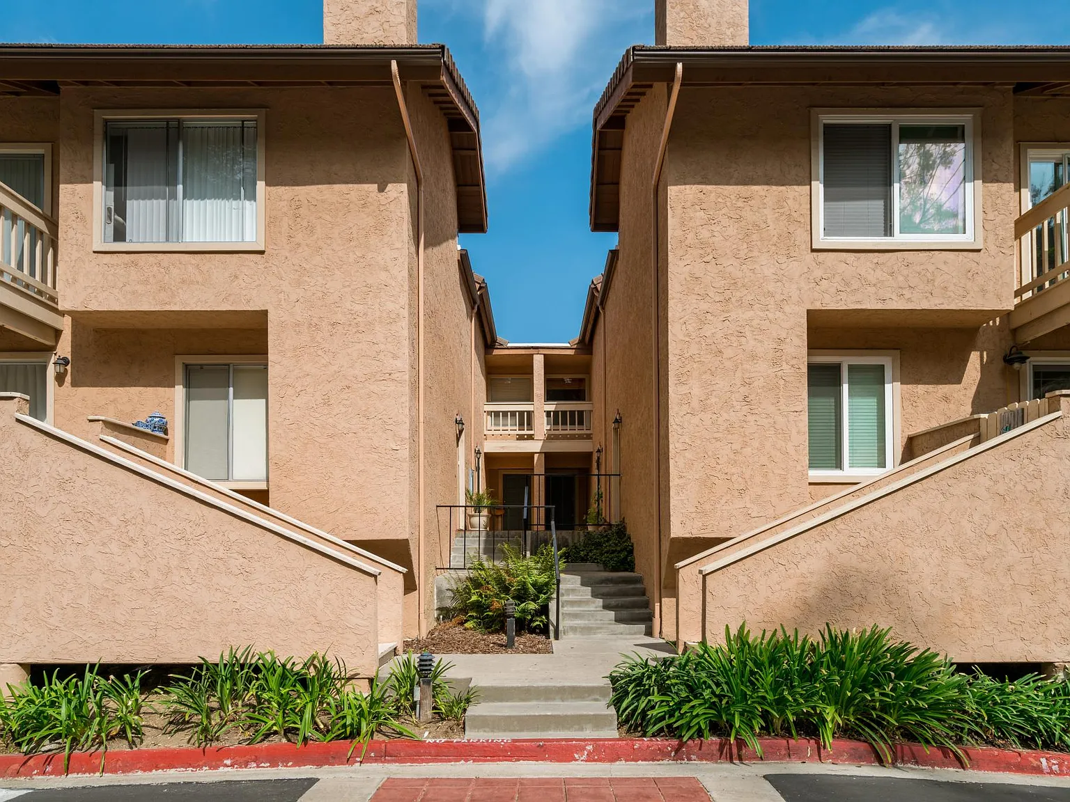 2 bed, 1.5 bath, 1053 sqft, $3,300 — Photo 3