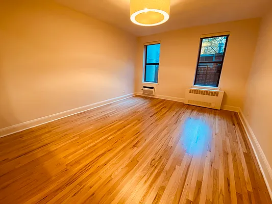 Rented by Metropolis Real Estate of Manhattan | media 14