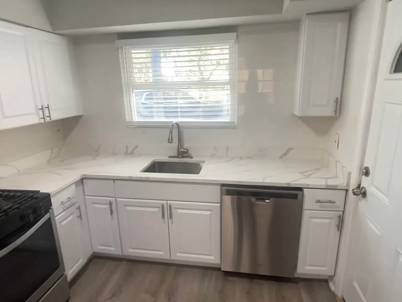 2 bed, 1.0 bath, 800 sqft, $1,900 — Photo 1