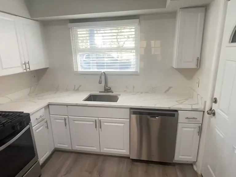 1321 W Sherwin Ave #G — Photo 1