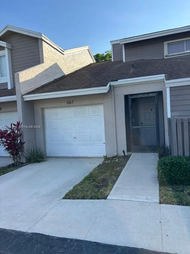 Woodgate Condominium 1 — Photo 1
