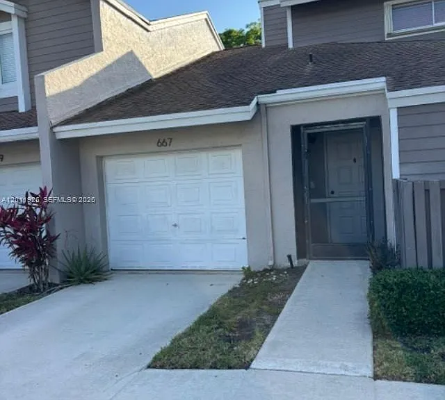 667 Woodgate Ln #B — Photo 1