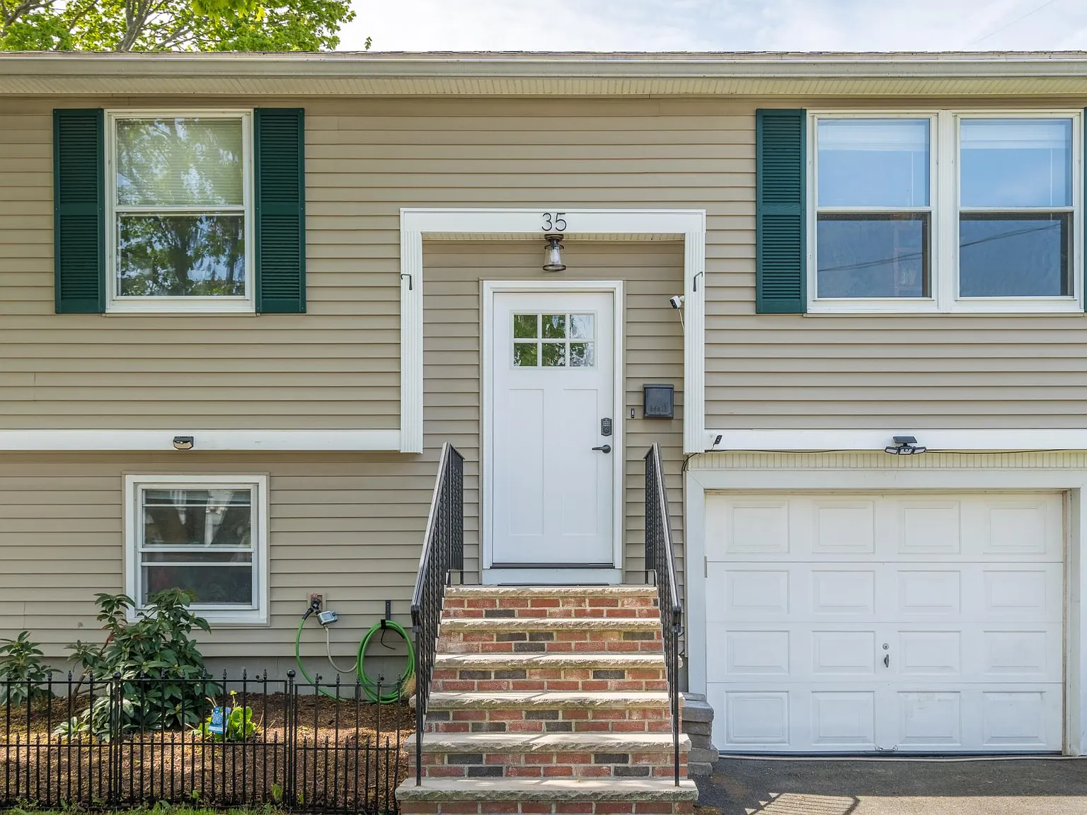 35 Putnam St — Photo 2