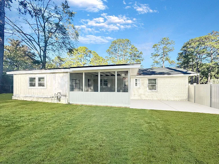 607 Dyches Dr — Photo 17