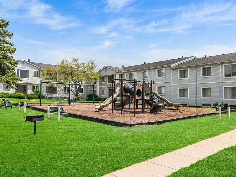 Bloomfield Square Apartments - Auburn Hills, MI — Photo 24