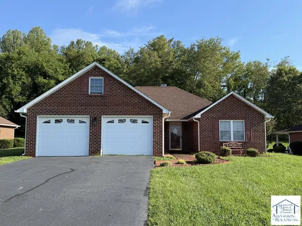 310 Rockshire Dr, Martinsville, VA 24112