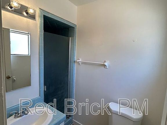 4th image of 2260 Glen Ave