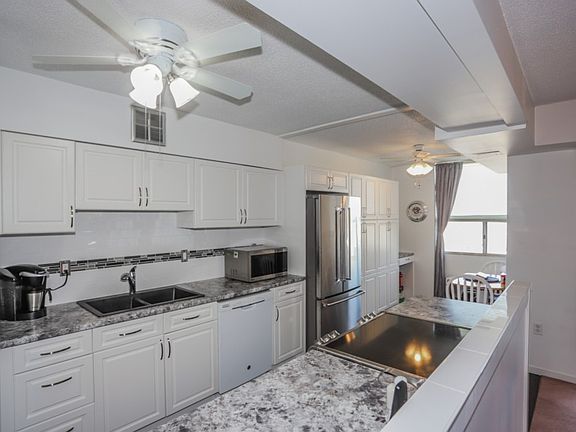 3rd image of 389 Dundas St Unit 1601