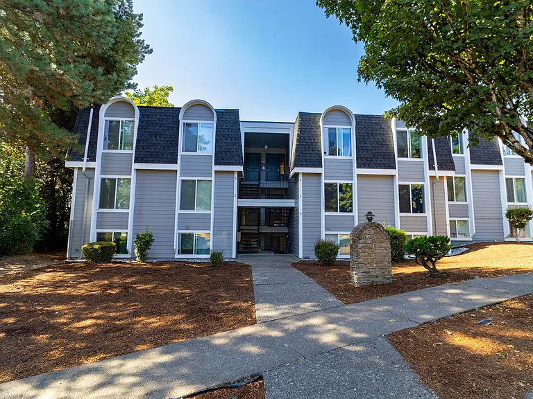 French Chateau Apartments — Photo 33