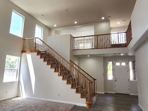 5th image of 15 Peacock Cir
