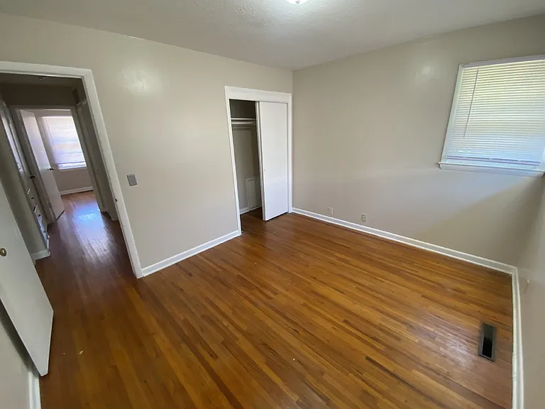 889 S Hillcrest St — Photo 5