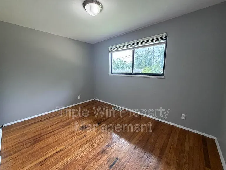 10319 Varnum Dr — Photo 15