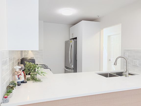3rd image of 4893 Clarendon St #311