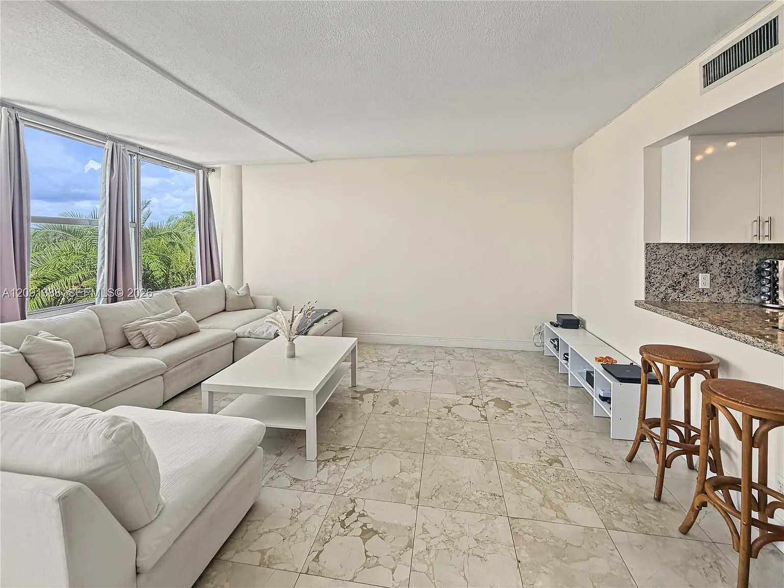 King Cole Condo — Photo 2