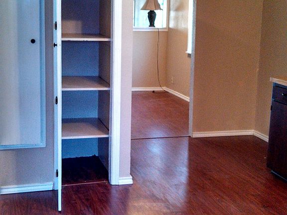 Large Kitchen with pantry 