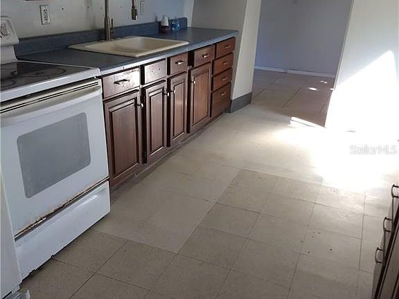 3rd image of 102 Kenwood Ave