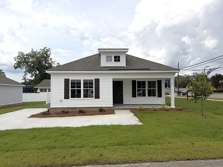 2 Roundtree St — Photo 1