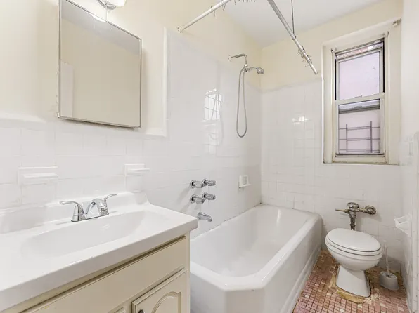 601 Pelham Parkway North image 15 of 22