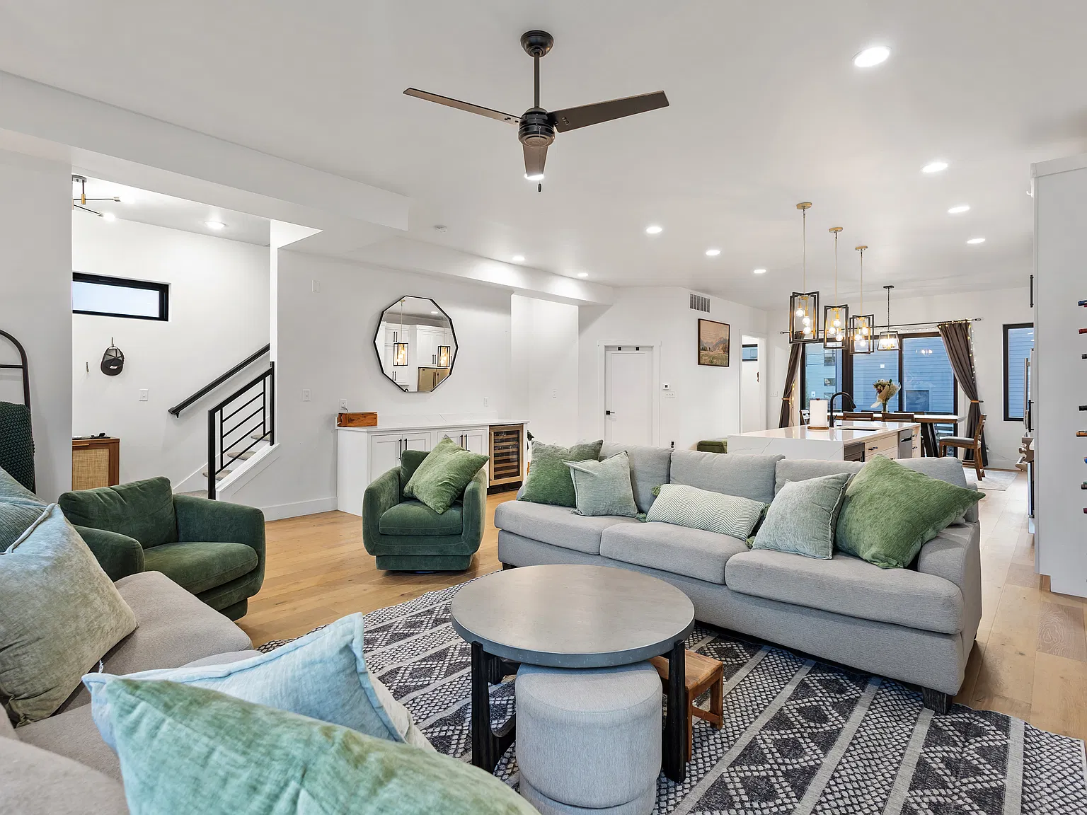 4 bed, 4.5 bath, 4202 sqft, $5,000 — Photo 4