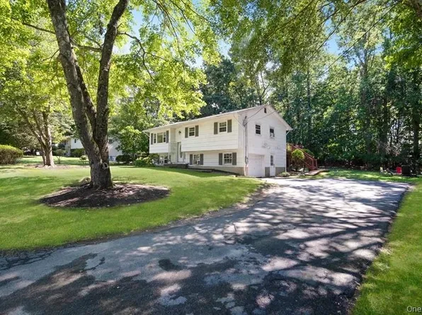 62 Laura Drive, Airmont, NY 10952