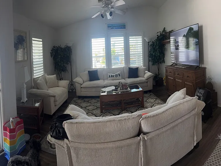 Huge Living room w/ 65" big screen tv
